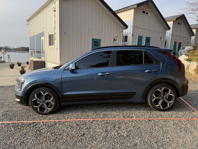 이모티콘같이 앙증맞은 후면 방향지시등이 눈에 띄는 니로 HEV 측면부. 임주희 기자